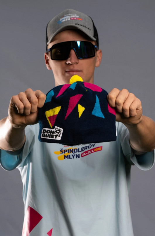 detail WORLD CUP FANS čepice World Cup s bambulí